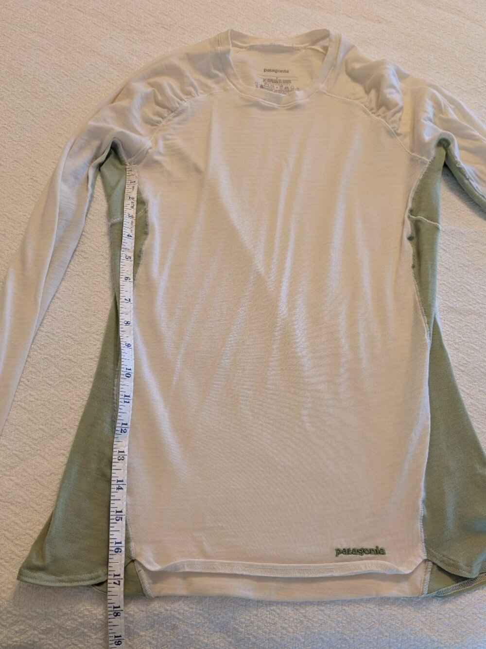 Patagonia merino wool blend long sleeve base layer white and green